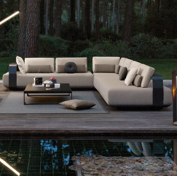 Ruang Lounge Outdoor dengan Sofa Berbentuk L